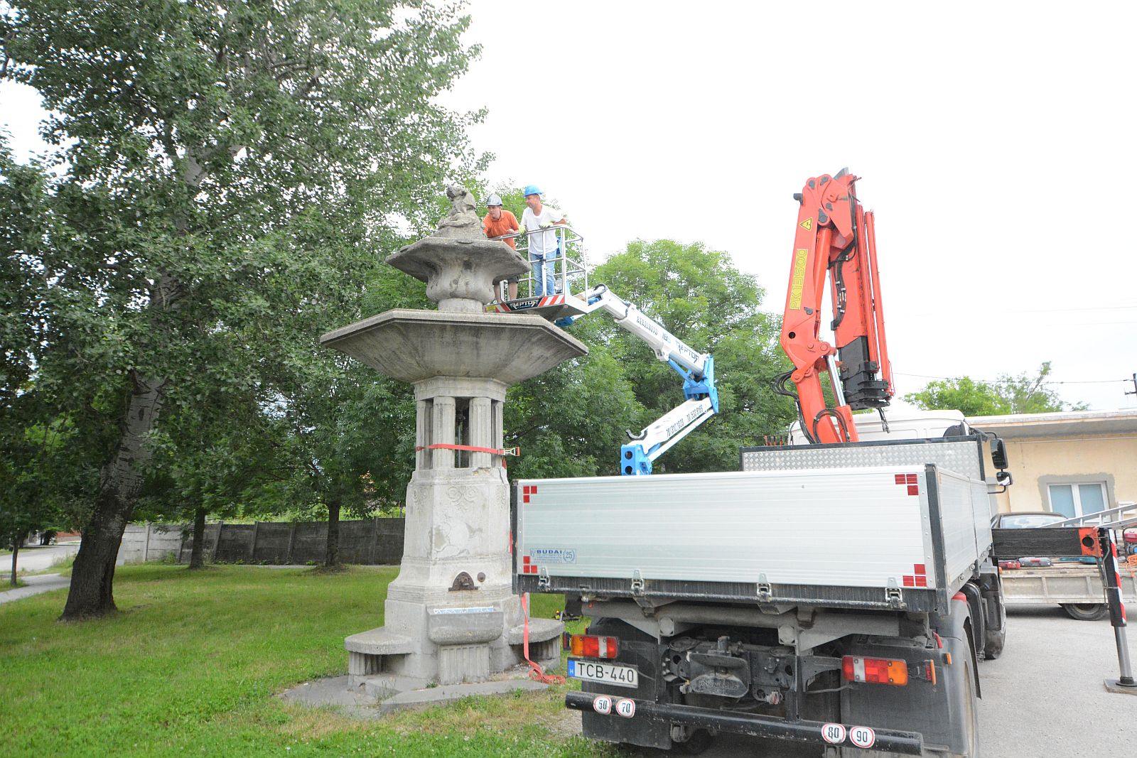 Restaurálásra szállították el a Szent György kutat a Barátság ligetből